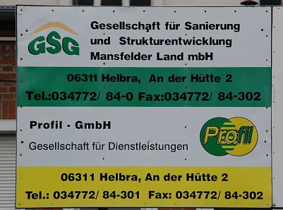 Mehrere Schilder weisen in Helbra den Weg zu einem wichtigen Wirtschaftsfaktor der Region. (Foto: Jochen Miche)