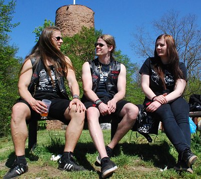 Wer seid ihr? "Zwei Typen und ein M&auml;del auf der Bank vor dem Turm", antwortete ein Mitarbeiter der Technischen Universit&auml;t Chemnitz (mit auf dem Bild). Sie, das "Team Skyforger", reisten erst am Samstag an, um die am Abend spielenden Gruppen zu erleben. (Foto: Jochen Miche)