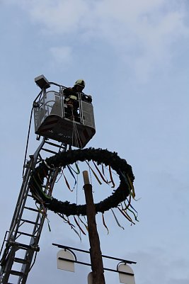 Um zu manchem H&ouml;hepunkt zu gelangen, braucht es auch mal die Helftaer Feuerwehrleiter - zum Beispiel um den Kranz des Maibaumes zu setzen. (Foto: Carsten Staub)