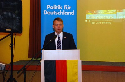 "Alle wissen es..." AfD-Landesvorsitzender Andr&eacute; Poggenburg wurde erneut in dieses Amt gew&auml;hlt. Etwa ein Drittel der Landesparteitagsteilnehmer - &uuml;berwiegend die Mansfelder und Wittenberger - stimmten gegen ihn. (Foto: Jochen Miche)