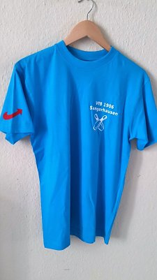 So sehen die T-Shirts aus, die Jens Diederichs (inklusive wei&szlig;er Hosen) den Nachwuchskeglern gesponsert hat. Ihre Farbe ist nicht AfD-Blau, wie in einer Zeitung heute behauptet wird, sondern t&uuml;rkis. (Foto: Privat)