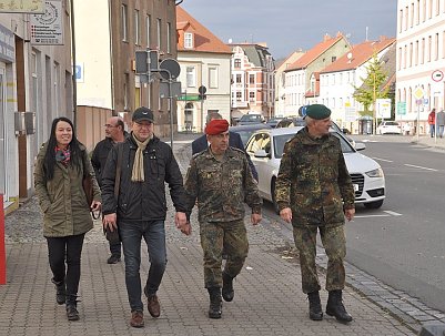 Organisationsteam mit den Bundeswehrsoldaten (Foto: Stadtverwaltung)
