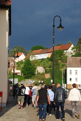 Bild: Die Spazierg&auml;nger weichen trotz drohender Finsternis nicht von ihrem Weg ab.