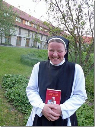 Bild: Begegnungen im Kloster Helfta. Im Bild: Schwester Gertrud.