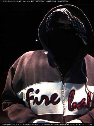 Bild: Der Mann, der mit einer gestohlenen EC-Karte mehrfach Geld abgehoben hatte, trug ein Kapuzen-Shirt mit der auff&auml;lligen Schriftzug "Fire Ball".