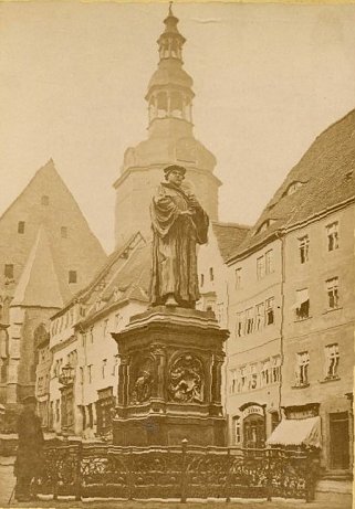 Bild: Dieses Bild zeigt das Lutherdenkmal in Eisleben im Jahr 1883.