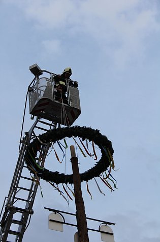 Bild: Um zu manchem H&ouml;hepunkt zu gelangen, braucht es auch mal die Helftaer Feuerwehrleiter - zum Beispiel um den Kranz des Maibaumes zu setzen.