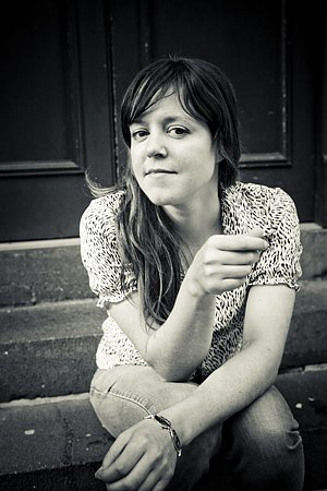Bild: EMILY BARKER und ihre Band...