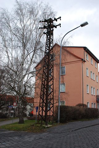 Bild: Am vorigen Freitag sah die Ecke "Stra&szlig;e des Aufbaus"/"Am kalten Graben" in Eisleben so aus: Ein uralter Stahlmast erinnerte hier noch an Freileitungszeiten.