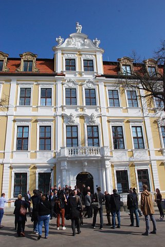 Bild: Wo sind sie nur? Zum Gruppenfoto hat sich die AfD-Fraktion vor dem Landtag in Magdeburg aufgebaut. Das Medieninteresse ist gro&szlig;. Auch ausl&auml;ndische Radio- und Fernsehsender hatten Fragen an die AfD-Mitglieder des Landtages.