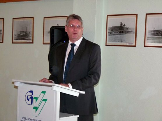 Zeugnisse &uuml;bergeben (Foto: Karl-Heinz Herrmann)