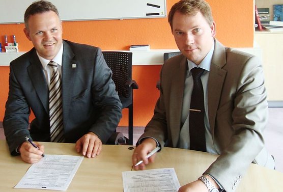 Unterschrieben (Foto: FHN)