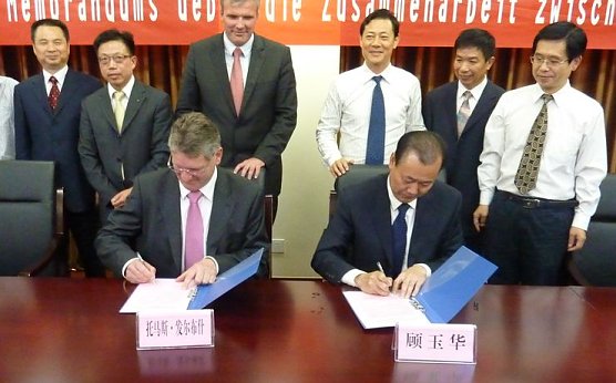 Unterschrieben (Foto: IHK)