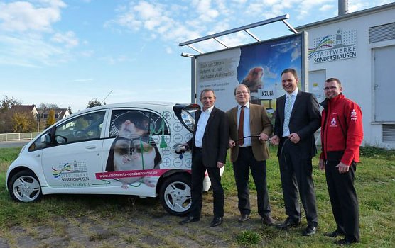 &Uuml;bergabe Fahrzeug (Foto: Karl-Heinz Herrmann)