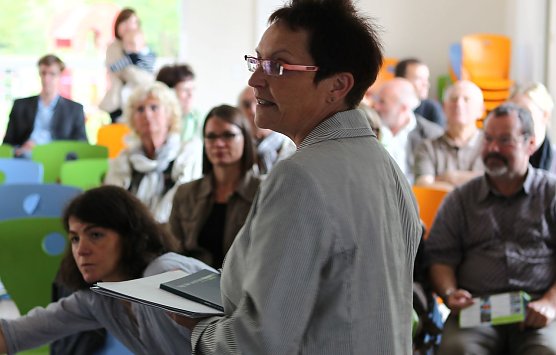 Edith Baars stellt die Objekte vor (Foto: nnz) Edith Baars stellt die Objekte vor (Foto: nnz)