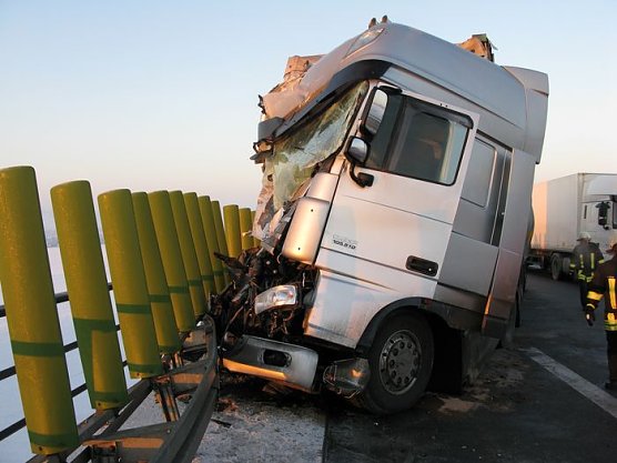 Crash auf Autobahn (Foto: pol) Crash auf Autobahn (Foto: pol)