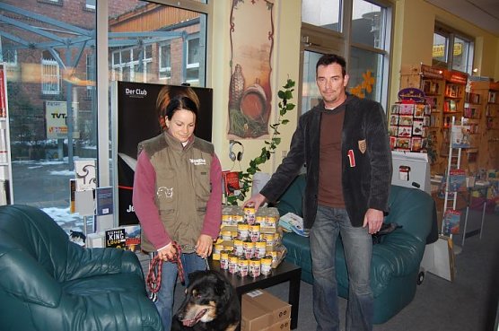 Futterspende f&uuml;r Tierheim Nordhausen (Foto: Sven G&auml;mkow)