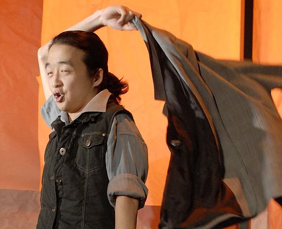 Studenten auf der B&uuml;hne (Foto: Theater)