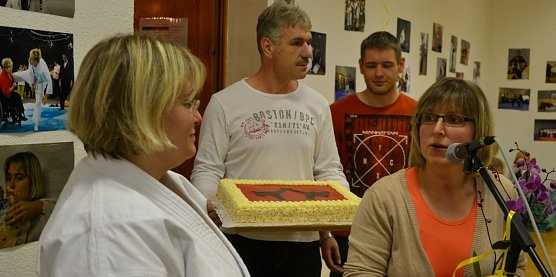 Eine super nette Geste: Familie Richter (im Bild: Mario und Marvin) spendiert dem Verein eine Jubil&auml;umstorte. Links: Vereinschefin Claudia Franke; rechts: Schatzmeisterin Anke Weder. (Foto: Jochen Miche)