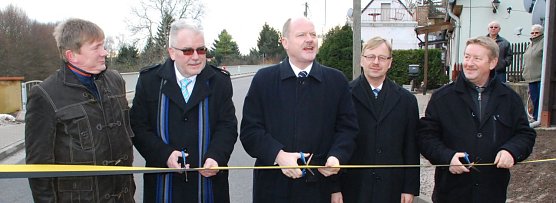 Drei Scheren f&uuml;r f&uuml;nf Mann (von links): Landtagsabgeordneter Norbert Born (SPD), Baudirektor Uwe Langkammer, Verkehrsminister Thomas Webel (CDU), Landtagsabgeordneter Eduard Jantos (CDU) und Gerbstedts B&uuml;rgermeister Siegfried Schwarz (CDU). (Foto: Jochen Miche)
