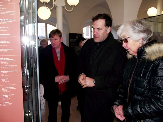 Historische Exponate in Vitrinen finden ihre Bewunderer: Landtagsabgeordneter Norbert Born, Kultusminister Stephan Dorgeloh und Eislebens Oberb&uuml;rgermeisterin Jutta Fischer. (Foto: Privat)
