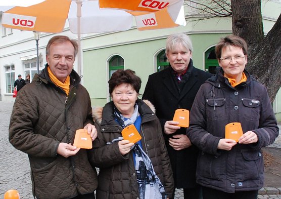 Keine Angst vor eisigen Zeiten: Mit CDU-Eiskratzer unterm Schirm an der Hettstedter Linde kamen heute Vormittag Thomas Leimbach, Waltraud Hornickel, Rainer vor der Stra&szlig;e und Antje Pazak (v. l.) miteinander ins Gespr&auml;ch. (Foto: Jochen Miche)
