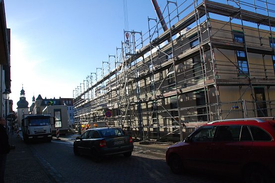 Hettstedter Attraktionen: Das Saigertor und die Baustelle des k&uuml;nftigen Jobcenters. (Foto: Jochen Miche)