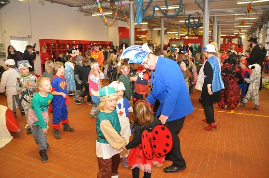 Riesenspa&szlig; beim Kinderfasching im Depot der Eisleber Feuerwehr. Der Pr&auml;sident des 1. Eisleber Carnevalsvereins De Lotterst&auml;dter, Ingo Zeidler, animiert zum Tanzen. (Foto: Stadtverwaltung Eisleben)