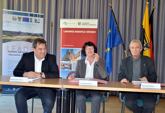 Vertragsunterzeichnung mit Landr&auml;tin Dr. Angelika Klein, Michael Schumann (links) und LEADER-Vorstandsmitglied Manfred Kreisel. (Foto: Landkreis Mansfeld-S&uuml;dharz/Uwe Gajowski)