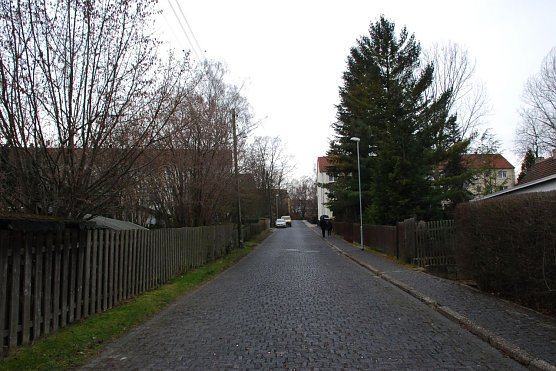 Die Stra&szlig;e "Am Kalten Graben" in Eisleben (hier von der Oberen Halleschen Stra&szlig;e aus gesehen) bleibt von morgen bis voraussichtlich Donnerstag wegen R&uuml;ckbauarbeiten voll gesperrt. (Foto: Jochen Miche)
