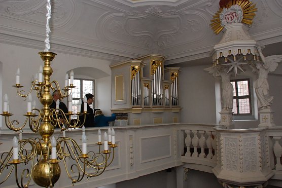 Prachtvoll zeigen sich die Kapelle und die von Christian Wegscheider gebaute Orgel in Burg und Schloss Allstedt. Es ist ein erlesener Konzertort. (Foto: Jochen Miche)