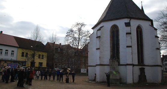An der Marienkirche in Sangerhausen wurde der Ereignisse im Februar 1945 in Dresden gedacht. (Foto: Jochen Miche)