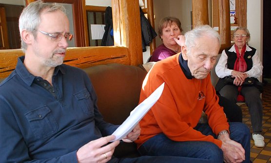 W&auml;hrend der Gespr&auml;che &uuml;ber die Bombenabw&uuml;rfe auf Dresden im Februar 1945. Dr. Albrecht B&ouml;rner liest aus den Erinnerungen seiner Mutter (links). Neben ihm sitzt Siegfried Fuchs, der ebenfalls &uuml;ber seine Erlebnisse in der bombardierten Stadt berichtete. (Foto: Jochen Miche)