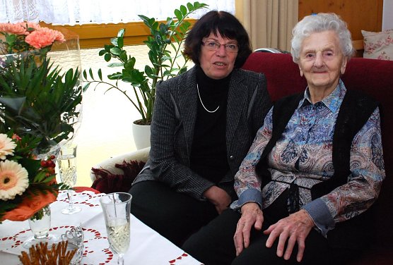 Landr&auml;tin Dr. Angelika Klein gratulierte heute Vormittag der Jubilarin. (Foto: Jochen Miche)