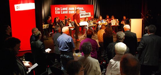 Gute Tradition: Zum Abschluss wird das Steigerlied gesungen. Es spielte die Musikschule Fr&ouml;hlich unter Leitung von Mario Dziallas. Sicherheitshalber hatte der Gastgeber Textbl&auml;tter vorbereitet. (Foto: Jochen Miche)