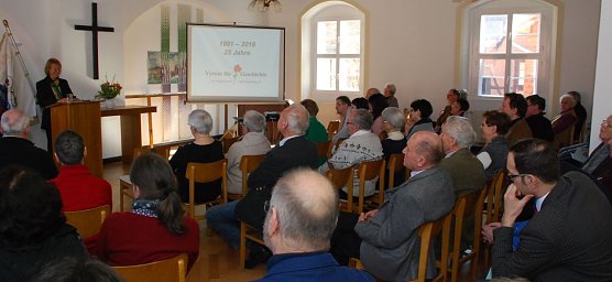Am Ort der Gr&uuml;ndung des Geschichtsvereines wird aller f&uuml;nf Jahre und zu besonderen Anl&auml;ssen gefeiert: im evangelischen Gemeindehaus in der Riestedter Stra&szlig;e in Sangerhausen. Hier h&auml;lt Prof. Dr. Christel K&ouml;hle-Hezinger einen Vortrag zum Thema "Heimat - Fremde - Welt. Gedanken zum Jubil&auml;um." (Foto: Jochen Miche)