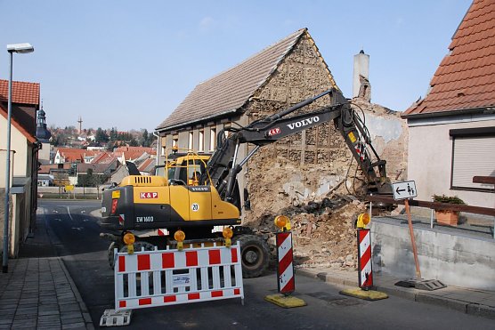 Der aktuelle Arbeitsmarktbericht stimmt zuversichtlich: Im Februar 2016 sind die Arbeitslosenzahlen erneut leicht gesunken. Besonders in der Baubranche wird im Fr&uuml;hjahr traditionell mehr Personal gebraucht. Unternehmen wie K & P in Hettstedt haben jedoch immer zu tun. Im Bild: Heute war der Kupferberg in Hettstedt wegen eines Hausabrisses, den K & P erledigte, einige Stunden lang voll gesperrt. (Foto: Jochen Miche)
