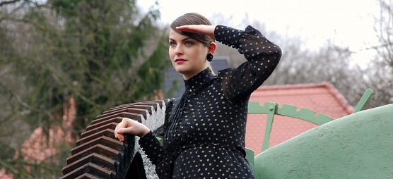 Phantastische Ausblicke: Das M&uuml;nchner Model Julia Maria Bondl im Mansfeld-Museum. (Foto: Jochen Miche)