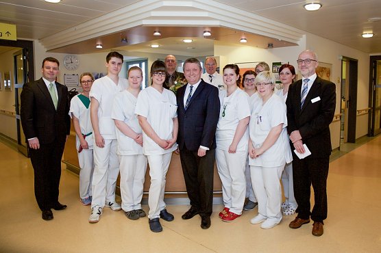 Zu Besuch in der HELIOS Klinik Sangerhausen. In der ersten Reihe von links: Landtagsmitglied Andr&eacute; Schr&ouml;der (CDU), die Sch&uuml;lerinnen und Sch&uuml;ler des dritten Ausbildungsjahres mit ihren Praxisanleitern, Bundesgesundheitsminister Hermann Gr&ouml;he (CDU) und Dr. Andreas Lehmann, Klinikgesch&auml;ftsf&uuml;hrer; in der zweiten Reihe: Pflegedienstleiter Alexander Zscheile und Dr. Bernd Klinge, &Auml;rztlicher Direktor. (Foto: Anett Brommund-Schnabel)
