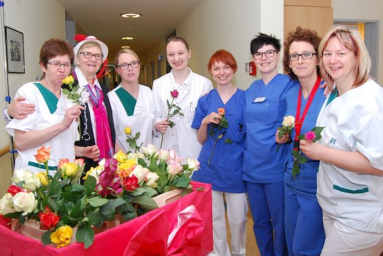 Schwestern und &Auml;rztinnen der Station E 8 in der Eisleber HELIOS Klinik bekamen zum heutigen Frauentag eine Rose &uuml;berreicht. (Foto: Gabriele Lakomy)