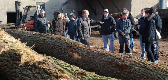 Gang &uuml;ber den Hof. Jugendliche besichtigten auf Einladung der Agentur f&uuml;r Arbeit und des S&auml;gewerkbesitzers Edgar Worch dessen Unternehmen in Wolfsberg. (Foto: Jochen Miche)