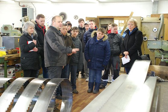 Scharfe Sachen: In der Sch&auml;rferei werden alle Formen von S&auml;gebl&auml;ttern gesch&auml;rft. Vorn im Bild: Edgar Worch. Rechts: Agenturleiterin Dr. Martina Scherer. (Foto: Jochen Miche)