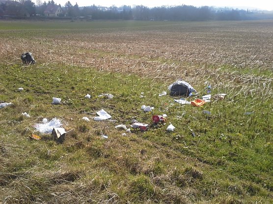Der Verursacher dieses illegal hinterlassenen M&uuml;lls konnte ermittelt werden. (Foto: Maik Knothe)