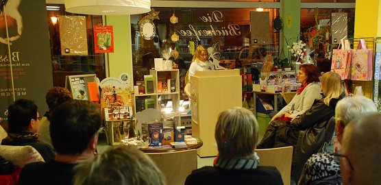 Die Autorin Isolde Kakoschky bei ihrer Buchlesung in der Hettstedter "B&uuml;cherfee". (Foto: Jochen Miche)