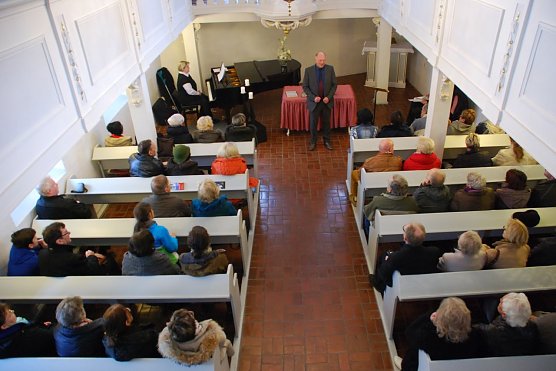 Allstedts B&uuml;rgermeister J&uuml;rgen Richter begr&uuml;&szlig;t in der Schlosskapelle die Besucher der neuesten Kunstausstellung. (Foto: Jochen Miche)