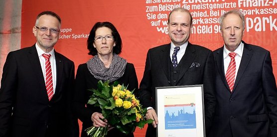 Preis&uuml;bergabe. Im Bild von links: der Vorstandsvorsitzende der Sparkasse Mansfeld-S&uuml;dharz, Hans Ulrich Weiss, die Hoteldirektorin Susanne Kiefer, der Eigent&uuml;mer und Gesch&auml;ftsf&uuml;hrer, Dr. Clemens Ritter von Kempski, sowie der gesch&auml;ftsf&uuml;hrende OSV-Pr&auml;sident, Dr. Michael Ermrich. (Foto: Schindelbruch)
