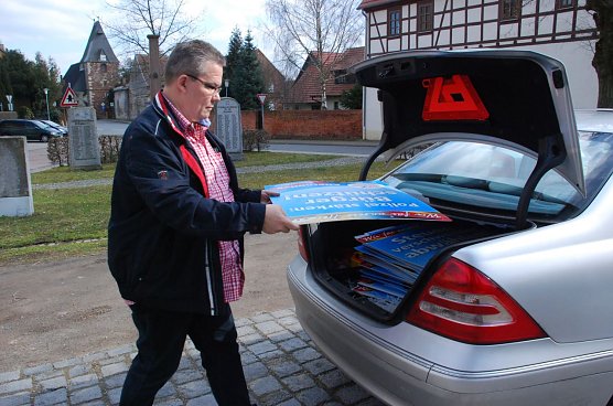 Selbst ist der Mann: Der absolute Wahlsieger im Mansfelder Land, Jens Diederichs, war auch gestern unterwegs, um die Wahlplakate seiner Partei, der AfD, in der Orten abzuh&auml;ngen. Hier in Bornstedt kam er mit etlichen Leuten ins Gespr&auml;ch, denen er ganz pers&ouml;nlich dankte f&uuml;r das ihm am Wahlsonntag erteilte Vertrauen. In Bornstedt holte er 39,6 Prozent der W&auml;hlerstimmen. (Foto: Jochen Miche)