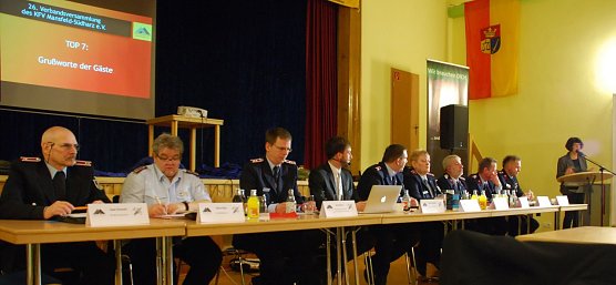 Die Landr&auml;tin, Dr. Angelika Klein, w&auml;hrend ihres Gru&szlig;wortes. Im Vordergrund das Pr&auml;sidium der Verbandsversammlung. (Foto: Jochen Miche)