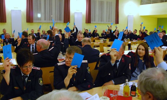 Bei der Feuerwehr gab es weder rote noch gelbe Karten: Hier wurde mit blauen Karten abgestimmt - beispielsweise &uuml;ber die neuen Kassenpr&uuml;fer oder eine &Auml;nderung der Finanzordnung. (Foto: Jochen Miche)