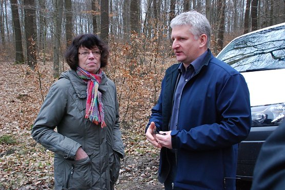 Manche Dinge m&uuml;ssen sofort besprochen werden. Landr&auml;tin Dr. Angelika Klein im Gespr&auml;ch mit dem Chef der Leitstelle Mansfeld-S&uuml;dharz, Thomas Lier. Er sagte: "Wir sind der erste Punkt der Rettungskette." (Foto: Jochen Miche)